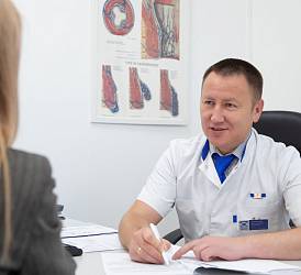 Врач-колопроктолог, хирург Потапов А.В. с пациенткой