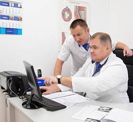 Врачи-колопроктологи, хирурги Потапов А.В. и Вередченко В.А.